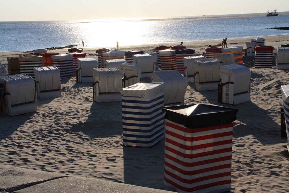 Strandkörbe auf Borkum mit Sonnenuntergang